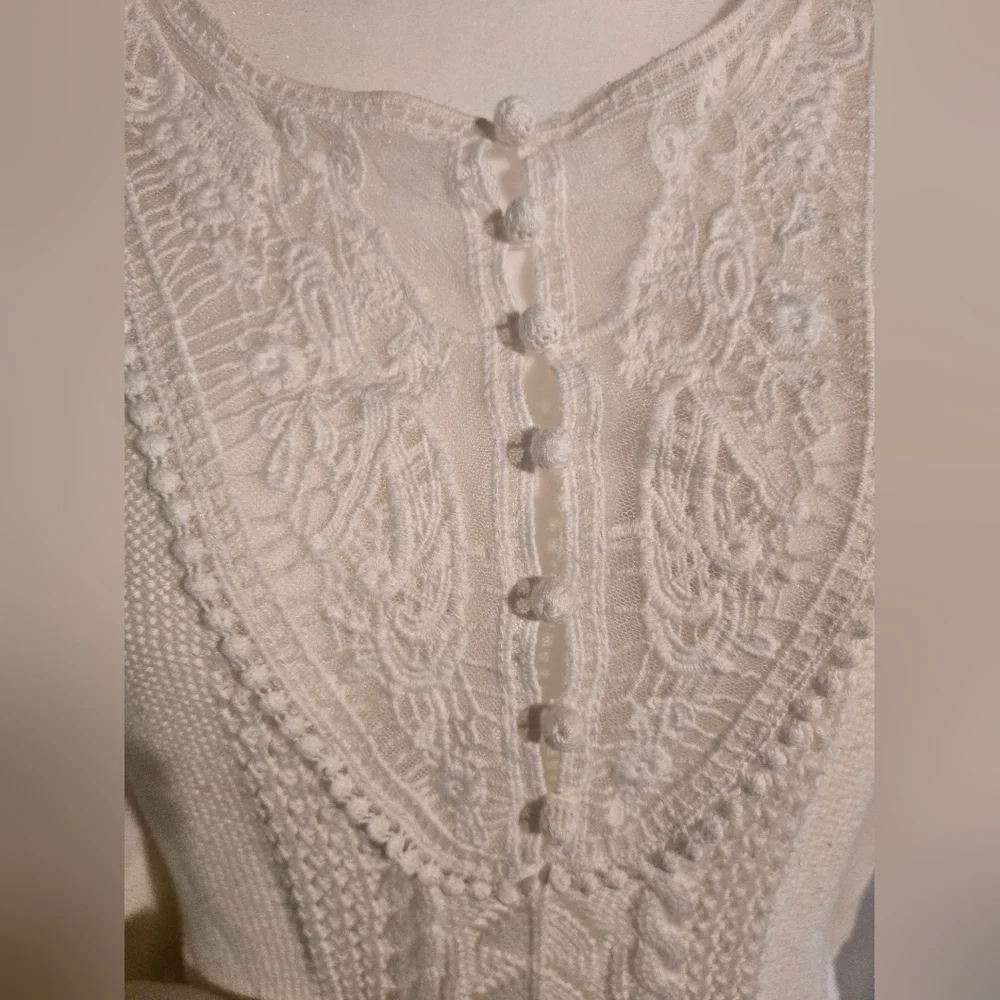 Denim 27/7 Elegant Cream Sweater with Lace Detail